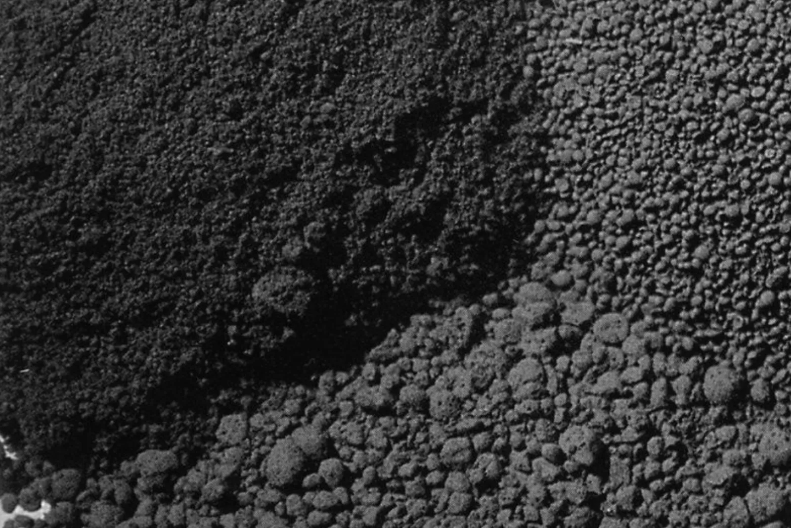 BHD Chemical N550 kauçuk sınıfı karbon siyahı, siyah granül yapılı endüstriyel hammadde dokusu.